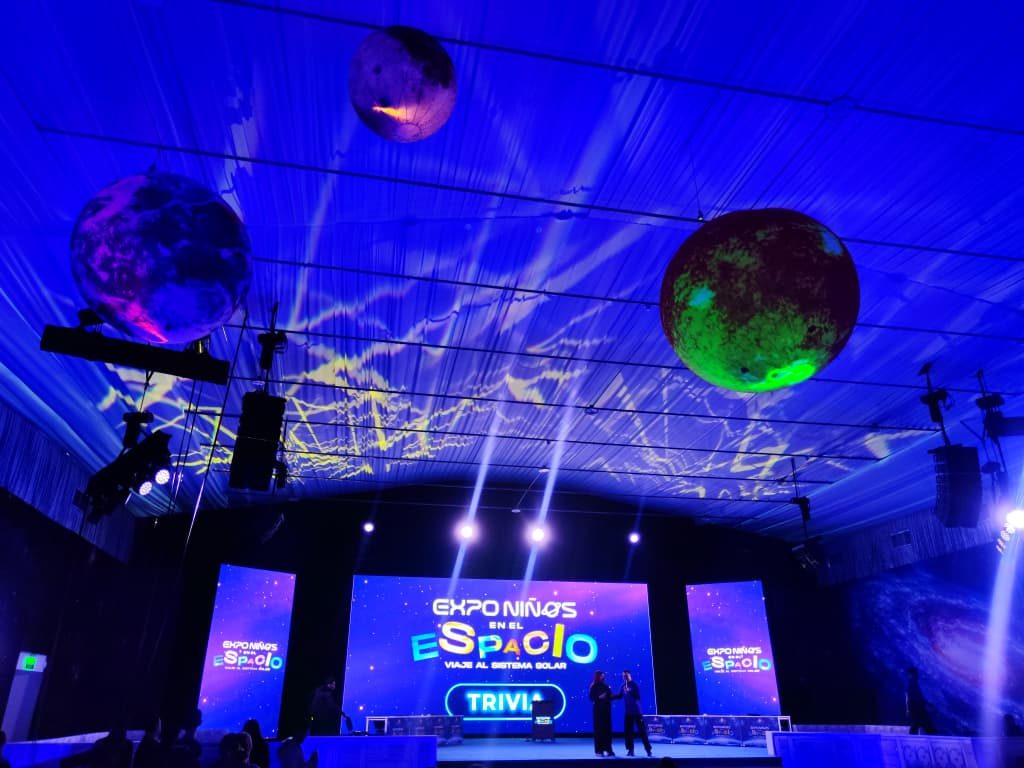 Sala inmersiva con planetas de Expo Espacio