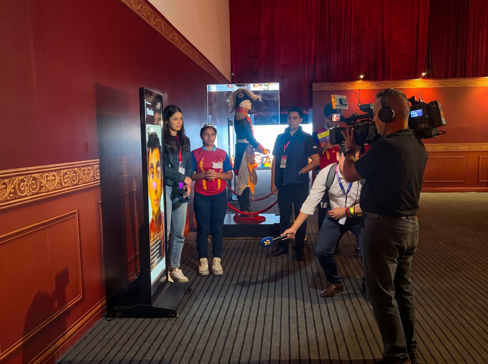 Expo Simón con prensa cubriendo el evento